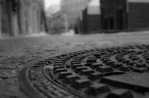 Chiarimento CEN sulla prova di pull out (EN124-1): aggiornato il regolamento per i chiusini